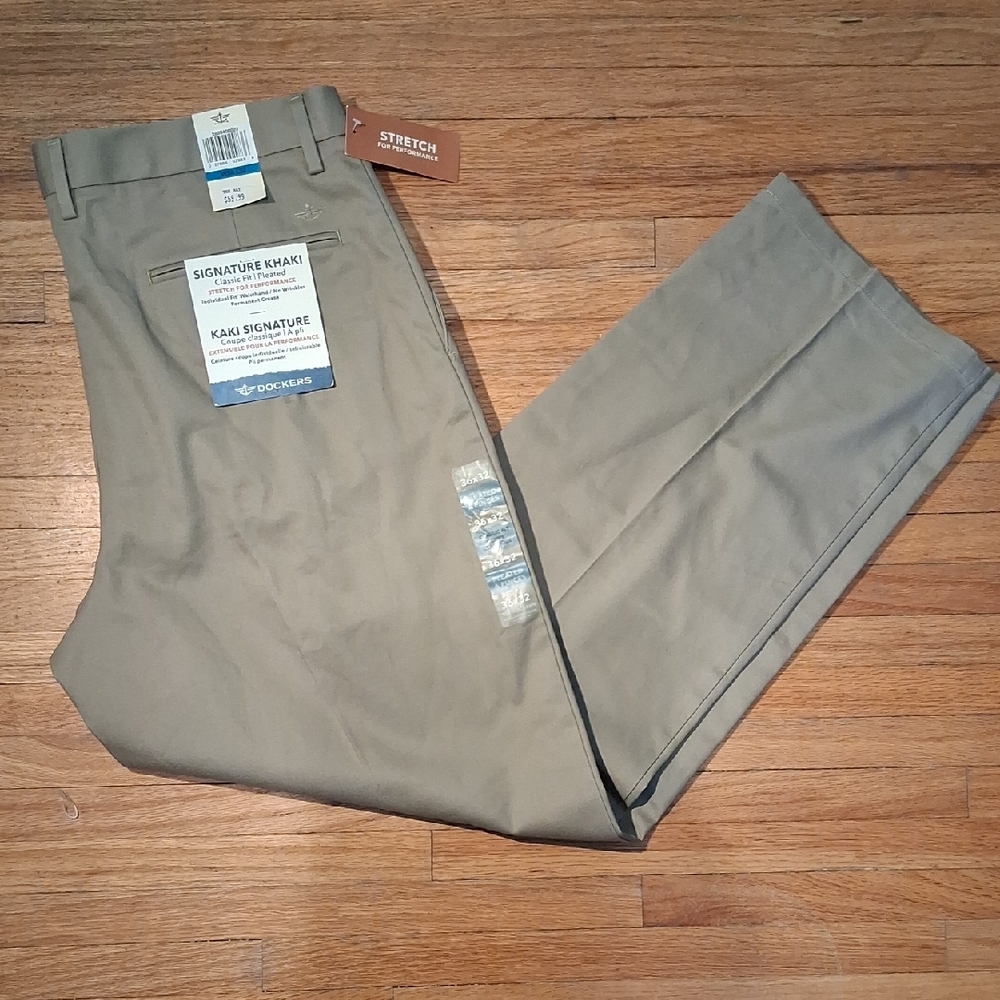 NEW! Dockers Men's Stretch Khaki Pants in Tan 6737